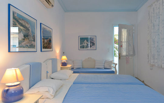 Δωμάτιο με μονά κρεβάτια στο ξενοδοχείο Ανθούσα στη Σίφνο