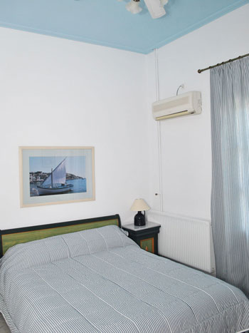 Δωμάτιο με διπλό κρεβάτι στο ξενοδοχείο Ανθούσα στη Σίφνο
