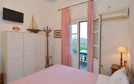 Room with double bed in hotel Anthousa in Sifnos