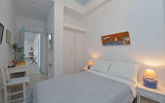 Chambre avec lit double à l'hôtel Anthousa à Sifnos