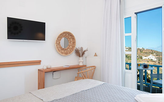 Chambre avec lit double à l'hôtel Anthousa à Sifnos