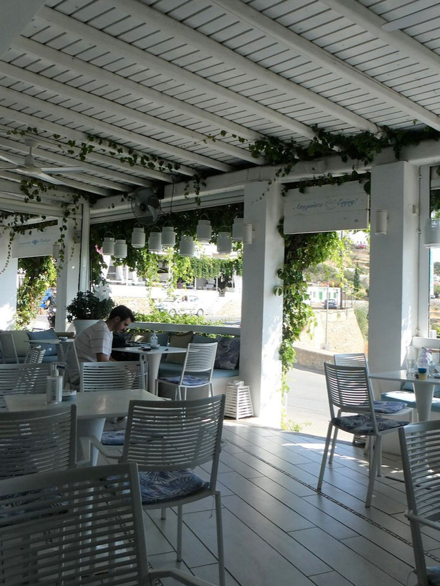Gerontopoulos cafe-bar on the ground floor of hotel Anthousa